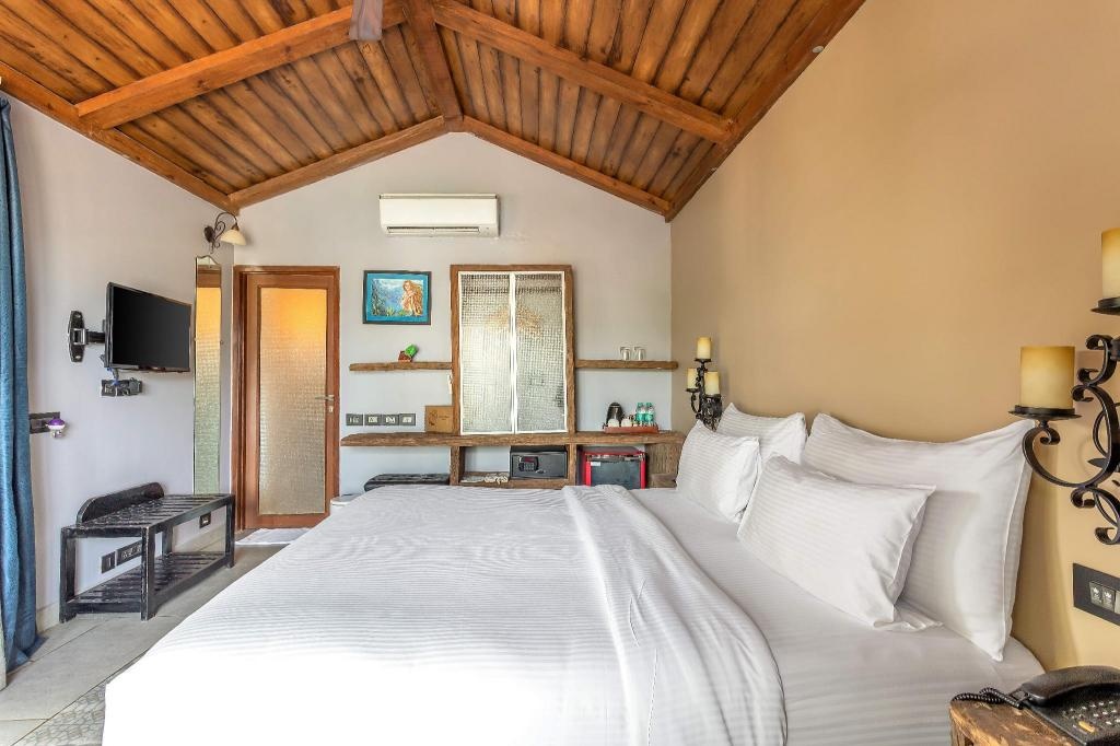 The Baga Beach Resort  Rooms  Premium Cottage With Jacuzzi Bedroom 16   Copy